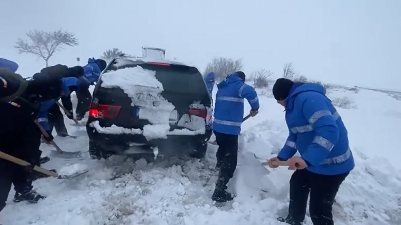 Сняг и виелици парализираха Румъния (видео)