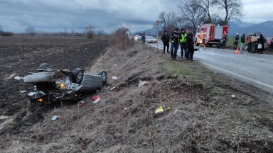 Тежка катастрфа на Подбалканския път, двама са тежко ранени (снимки)