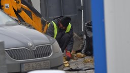 Хванаха работник да троши с чук жълтите павета (снимки)