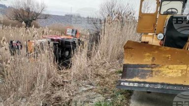 Употребил алкохол водач на пътноподдържаща техника обърна управлявания от него