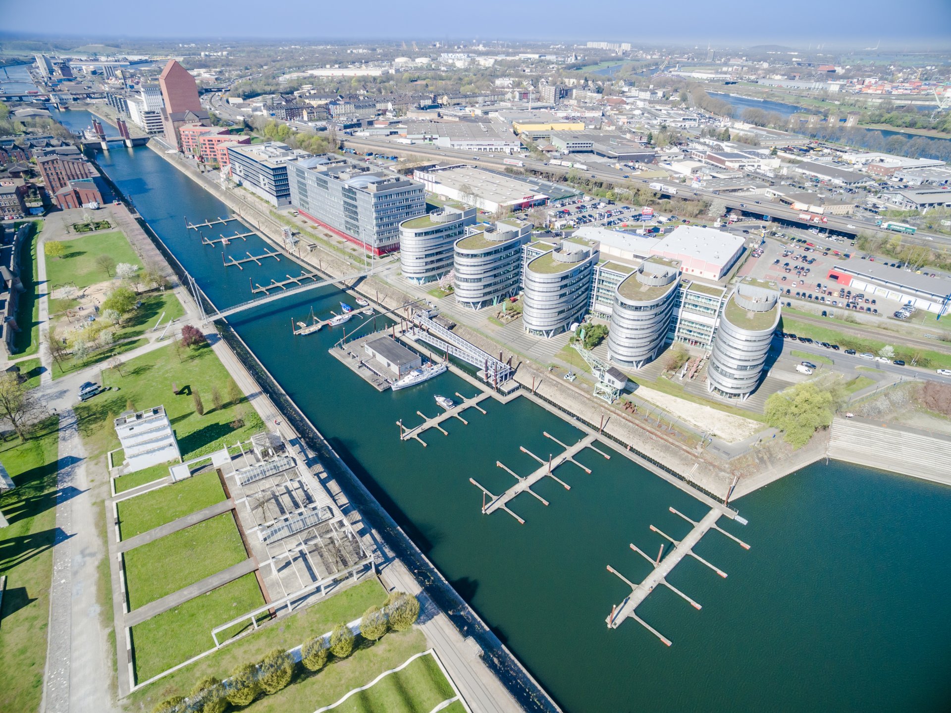 Само в пристанището на Дуисбург бяха вложени 100 млн. евро за изграждане на най-големия терминал за обработка на контейнери на вътрешно пристанище в Европа
