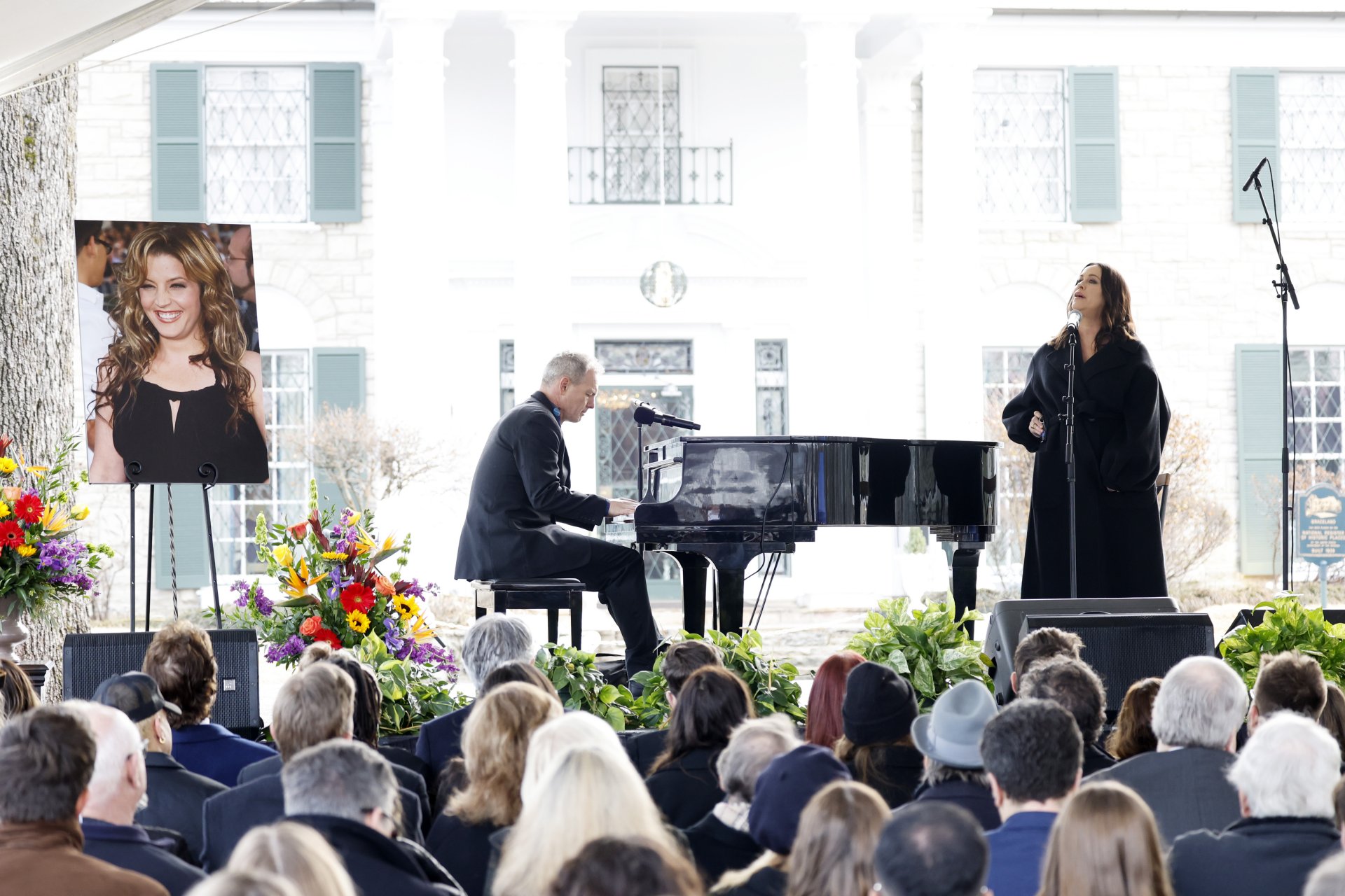 Аланис Морисет на сцената на обществения мемориал за Лиза Мари Пресли на 22 януари 2023 г. в Мемфис, Тенеси.
