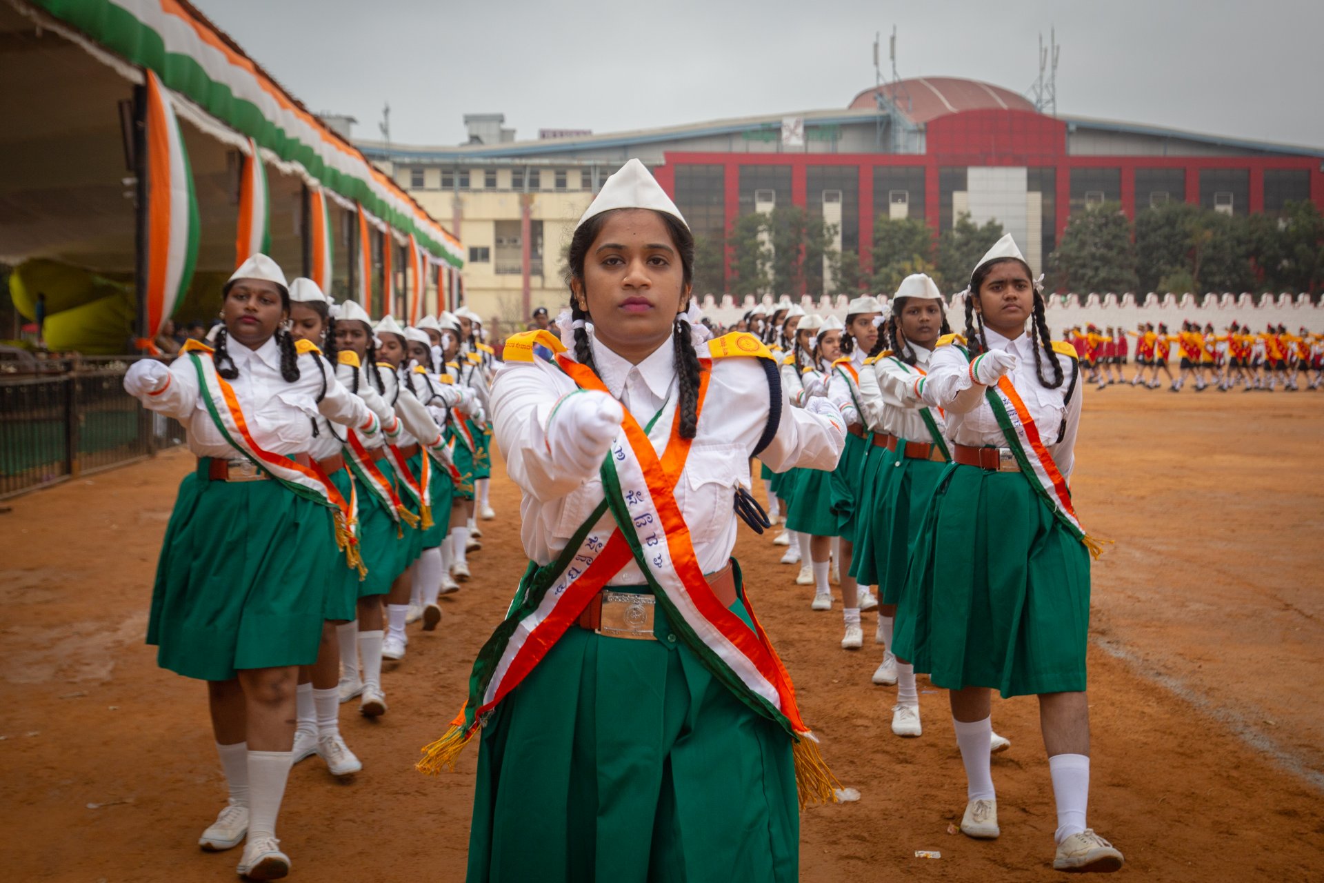 Ученички, които ще участват в парад, по време на генерални репетиции по случай Деня на Републиката. Снимката е на Абишек Чинапа. 