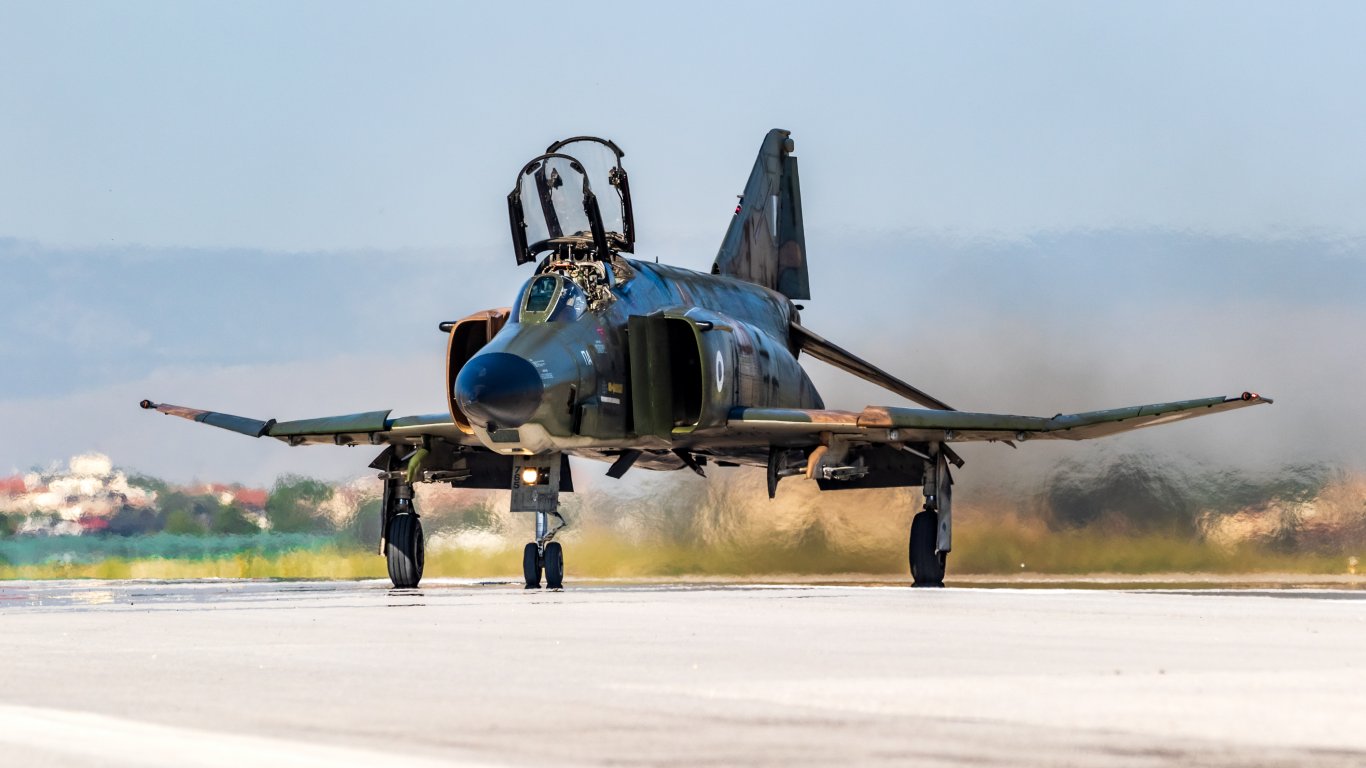 Гръцки изтребител F-4 Phantom падна в Йонийско море, издирват пилотите