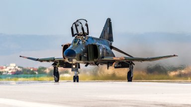 Двуместен изтребител F 4 Phantom на гръцките военновъздушни сили се е