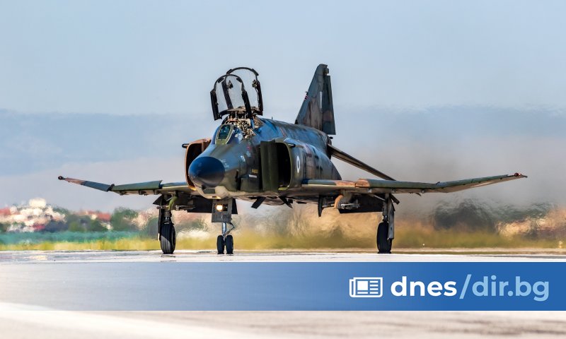 Двуместен изтребител F-4 Phantom на гръцките военновъздушни сили се е