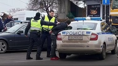 Дрогиран шофьор удари патрулка при опит за избяга от полицията