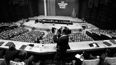 Микрофони камери журналисти от много страни и изключително широко международно