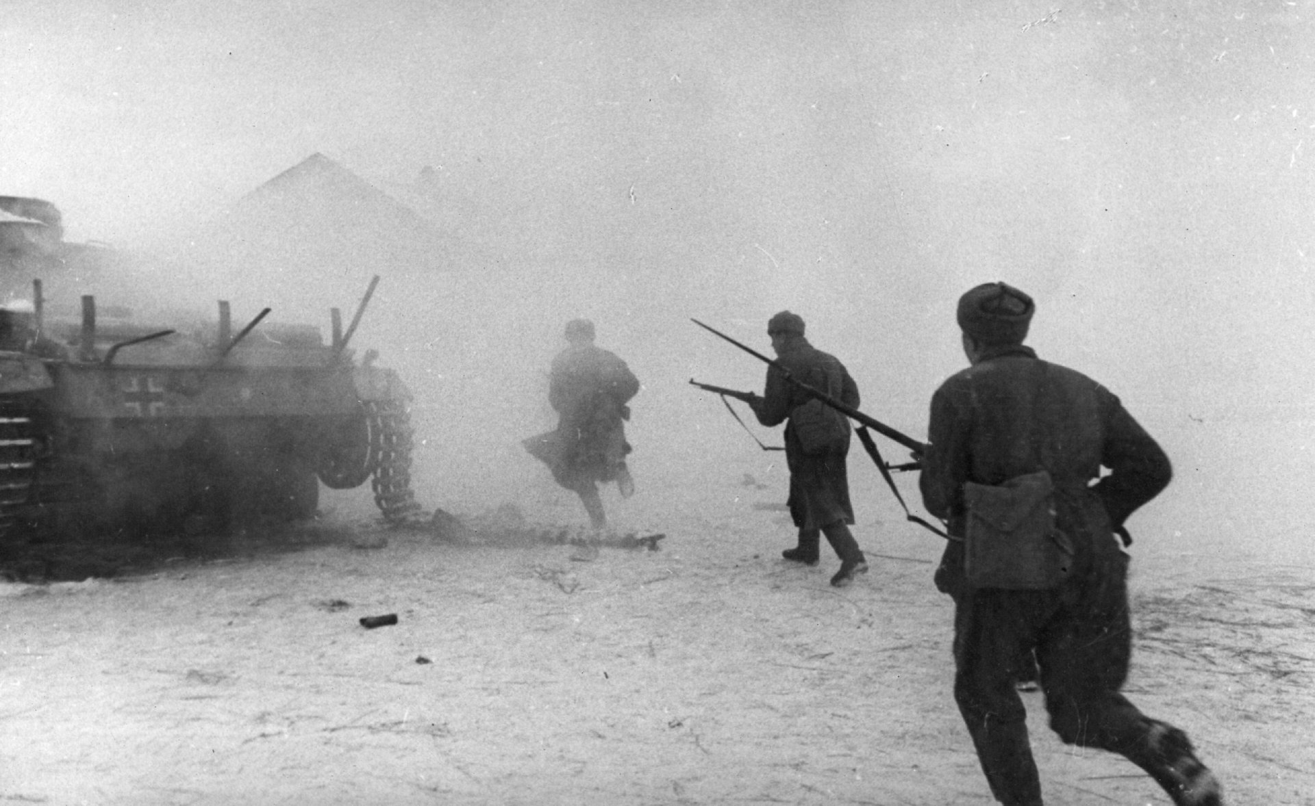 Съветските войски успяват да организират бързи атаки, към превзети от немците позиции