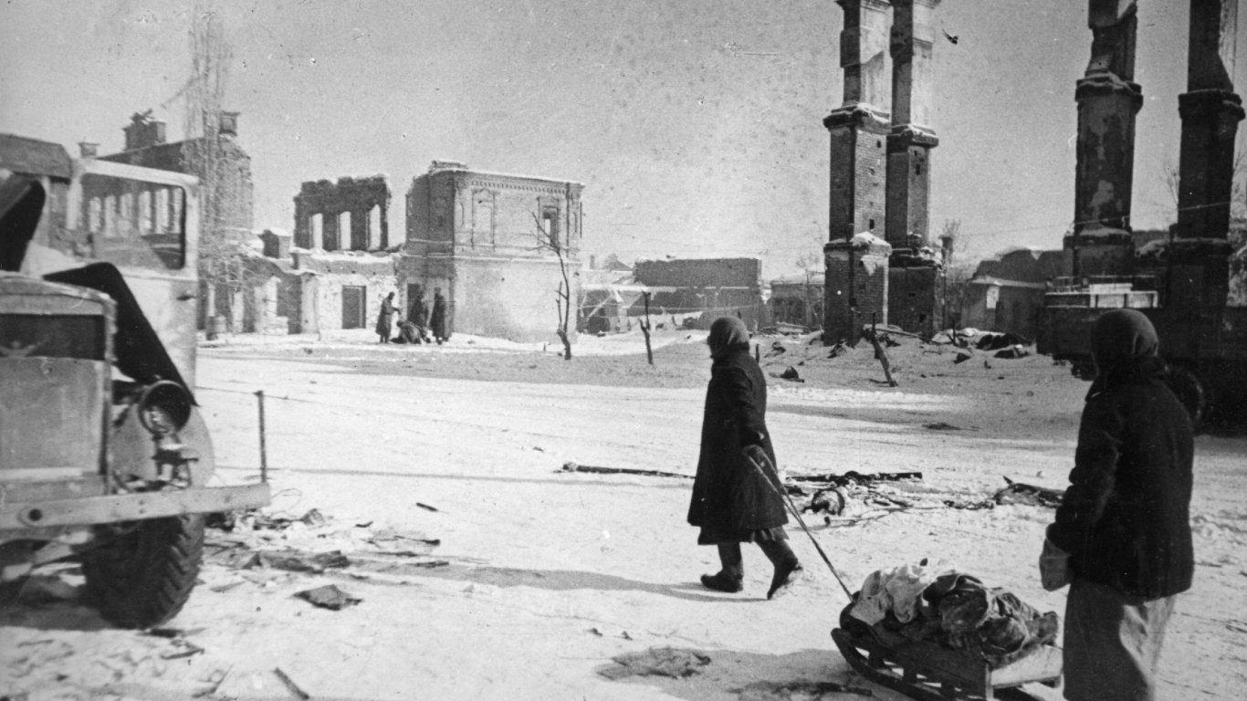  Така наподобяват улиците на Сталинград през зимата на 1942/1943 година 