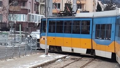 Трамвай отнесе БМВ край Горнобански път (снимки)