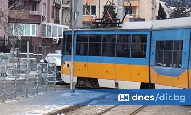 Кола и трамвай се сблъскаха на колелото на трамвай 4