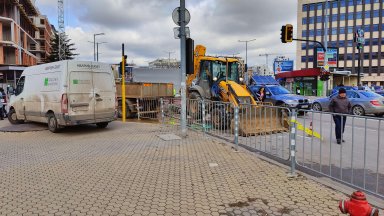 Авария на уличен водопровод затвори един от входовете на метростанция