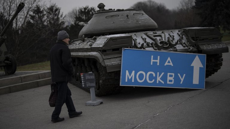 Украйна чака първата "танкова вълна", а бивш шеф на НАТО не вижда край на войната
