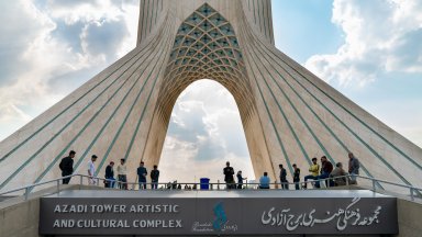 Ирански съд осъди млада двойка на над 10 години затвор