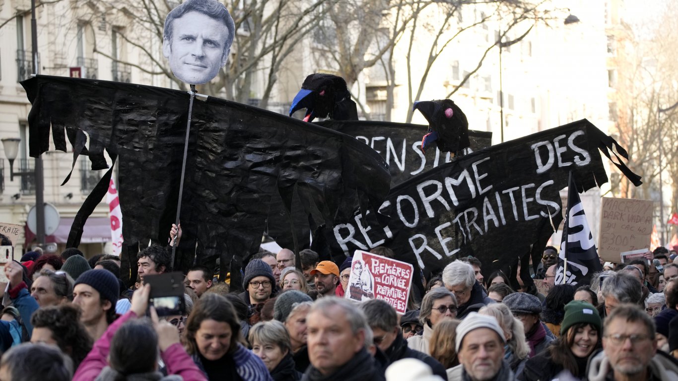 Над 1,2 млн. французи дефилираха срещу идеята на Макрон да ги пенсионира на 64 години (снимки)