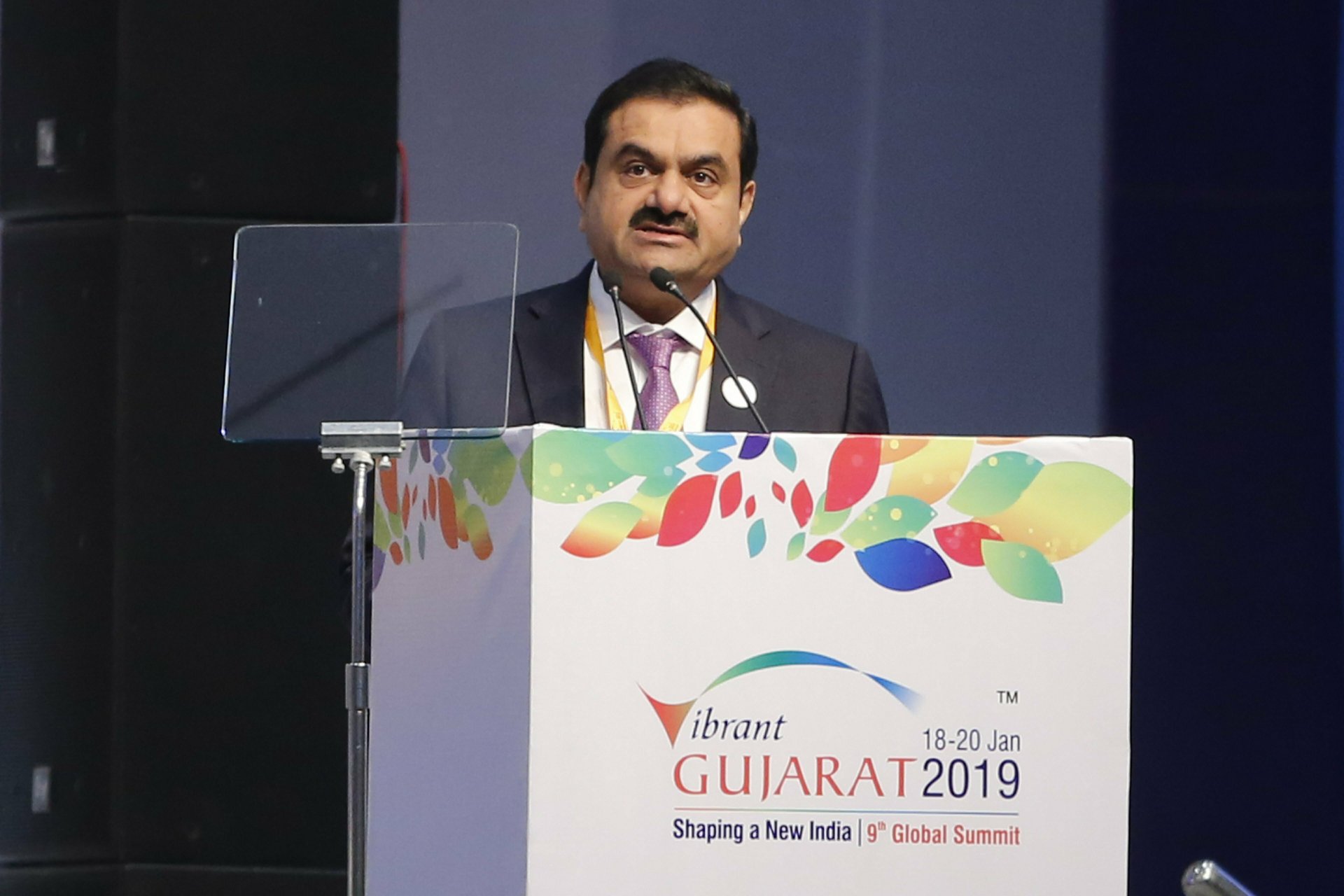 Гаутам Адани говори на глобален "зелен" форум в Индия през 2019 г. 