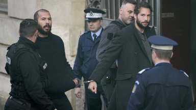 Противоречивият инфлуенсър Андрю Тейт е търсил от затвора съдействието на