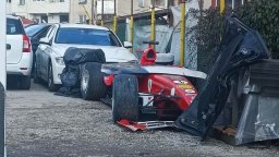 В Италия: Защо болид на Ферари е изоставен в гробище за коли в София?