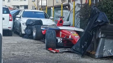 Защо болид на Ферари е изоставен в гробище за коли