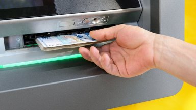 Двама мъже източили от банковата сметка на възрастна пловдивчанка над 20