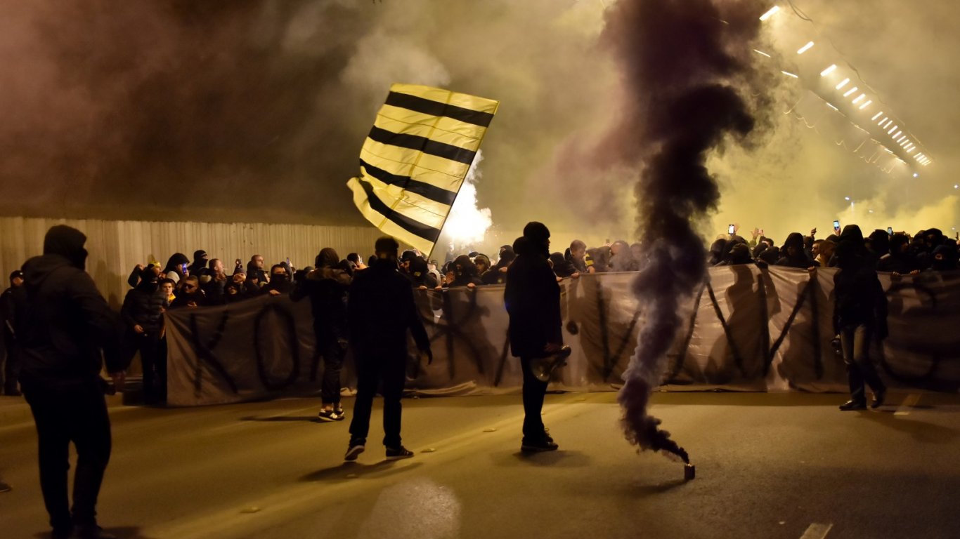 Фенове на Ботев излязоха на протест за стадиона по улиците на Пловдив