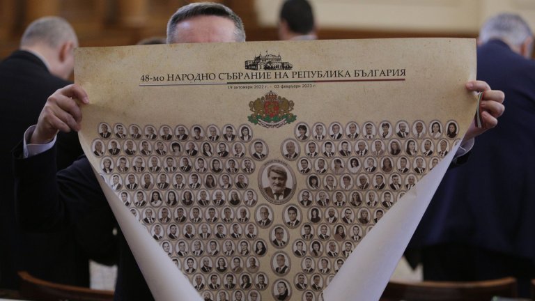 Свитъци с лика на всички депутати от 48-ия парламент - за спомен от Вежди Рашидов