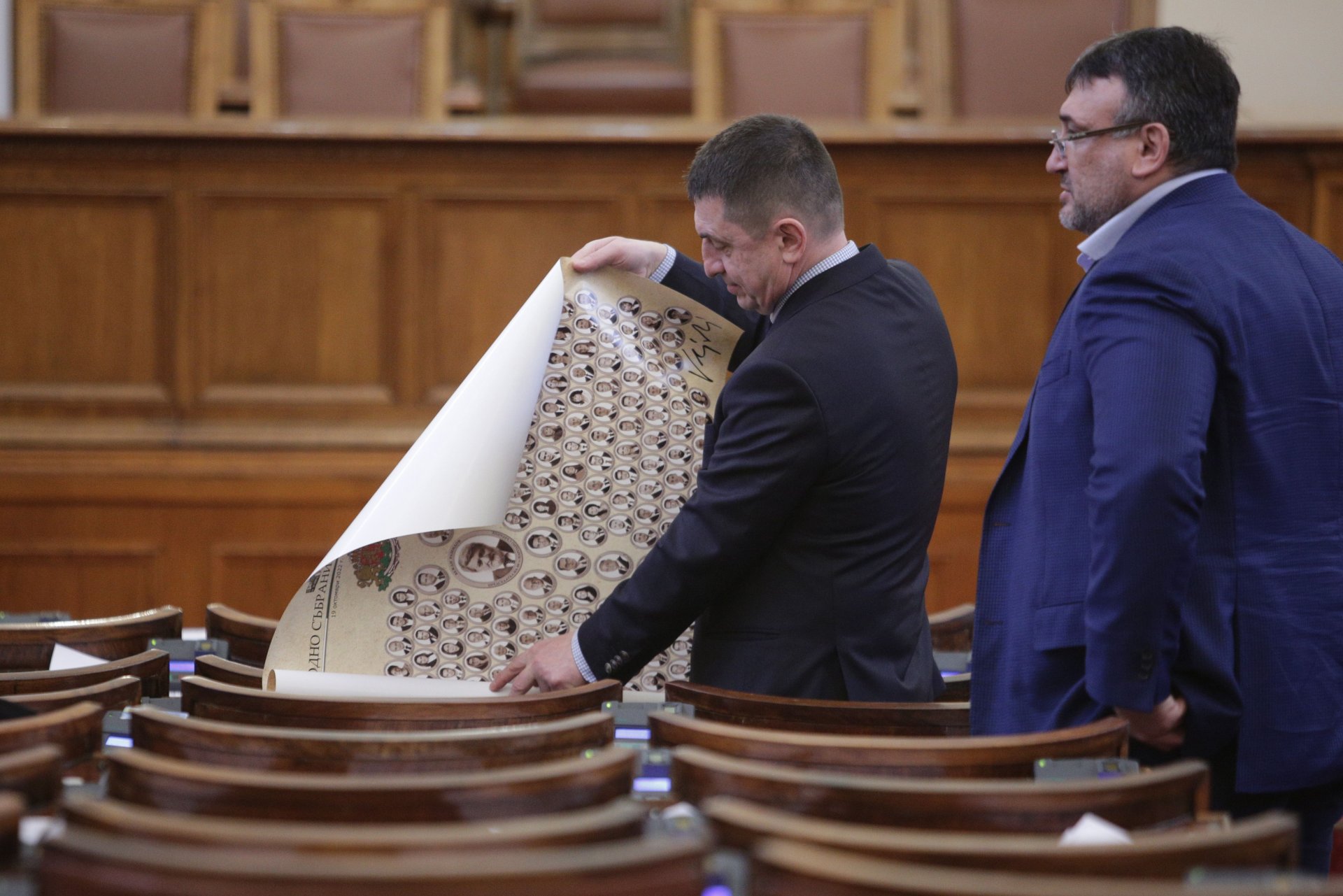 Депутати разгъват свитъка със снимките на всички 240 народни представители