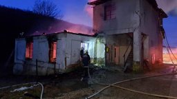 Пожар изпепели пощата и салона в троянското село Белиш (снимки)