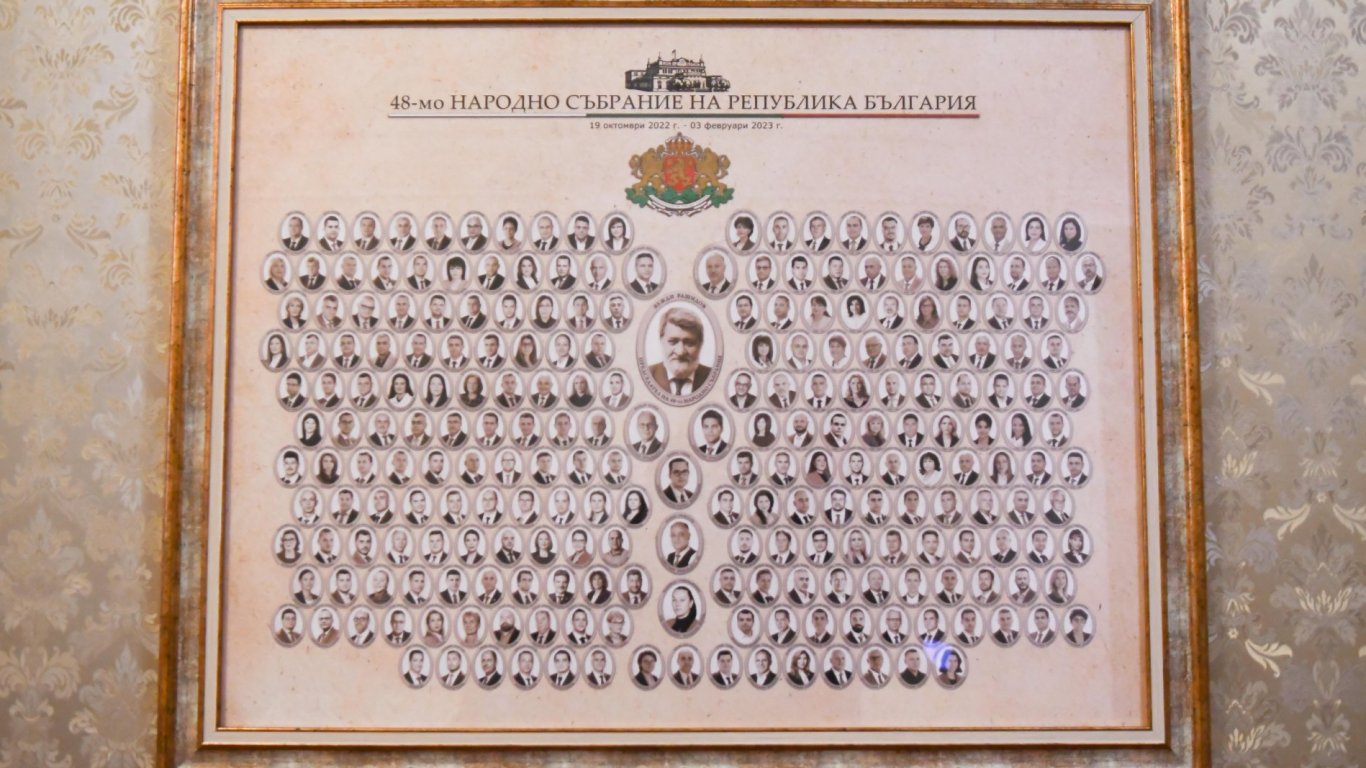 Портретите на всички 240 народни представители от 48-ото НС вече висят на стената в рамка