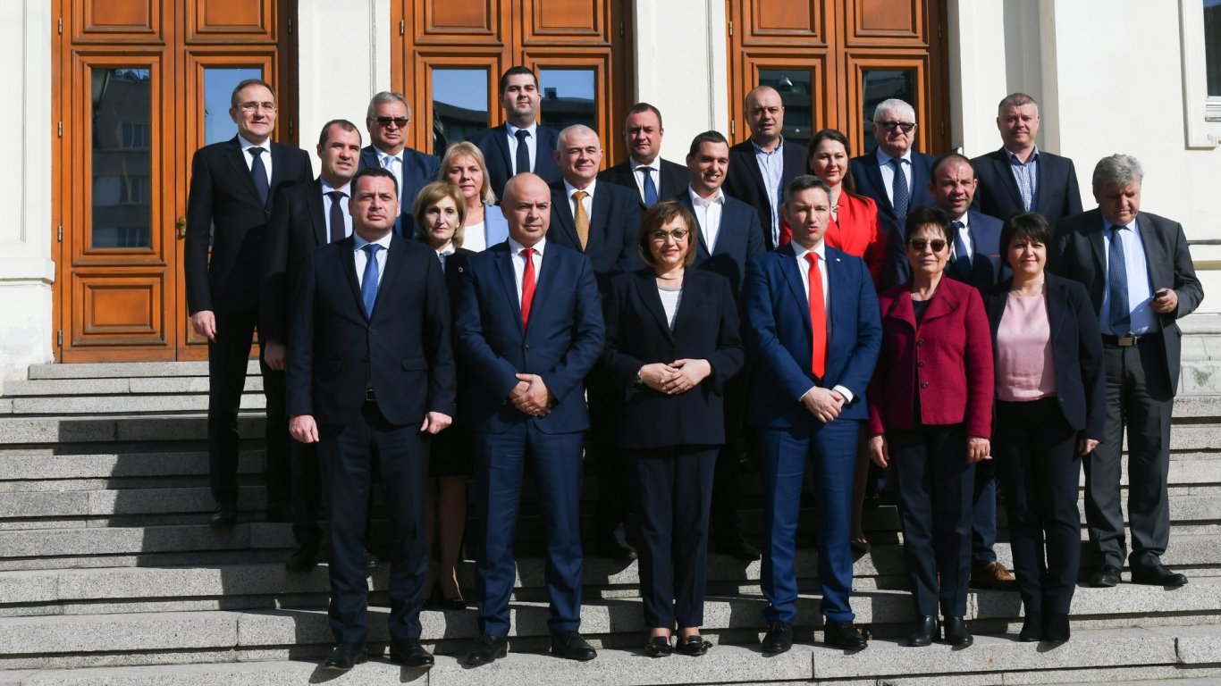 Групата на БСП се снима за спомен на стълбите на парламента
