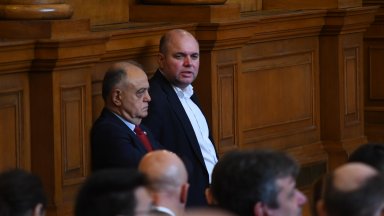 В политиката подкрепата се търси не се носи на тепсия