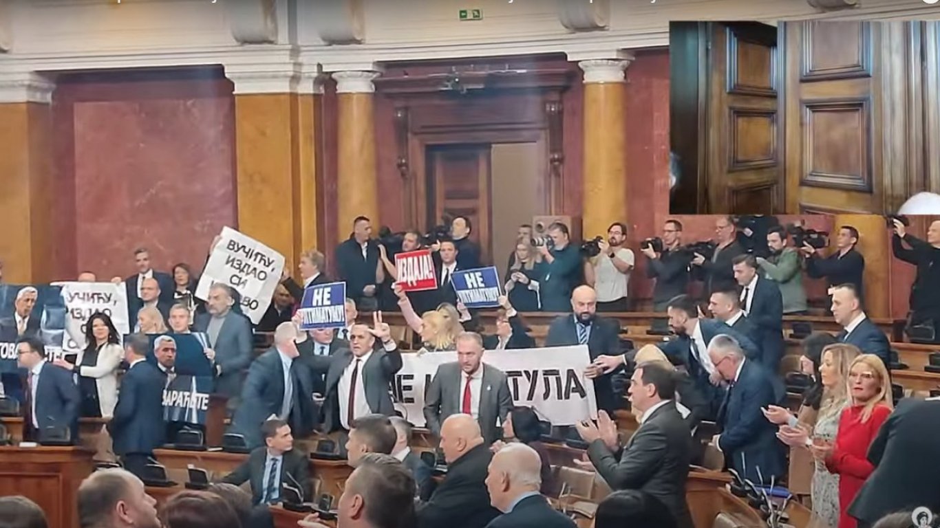 Хаос и сблъсъци в сръбския парламент (видео)