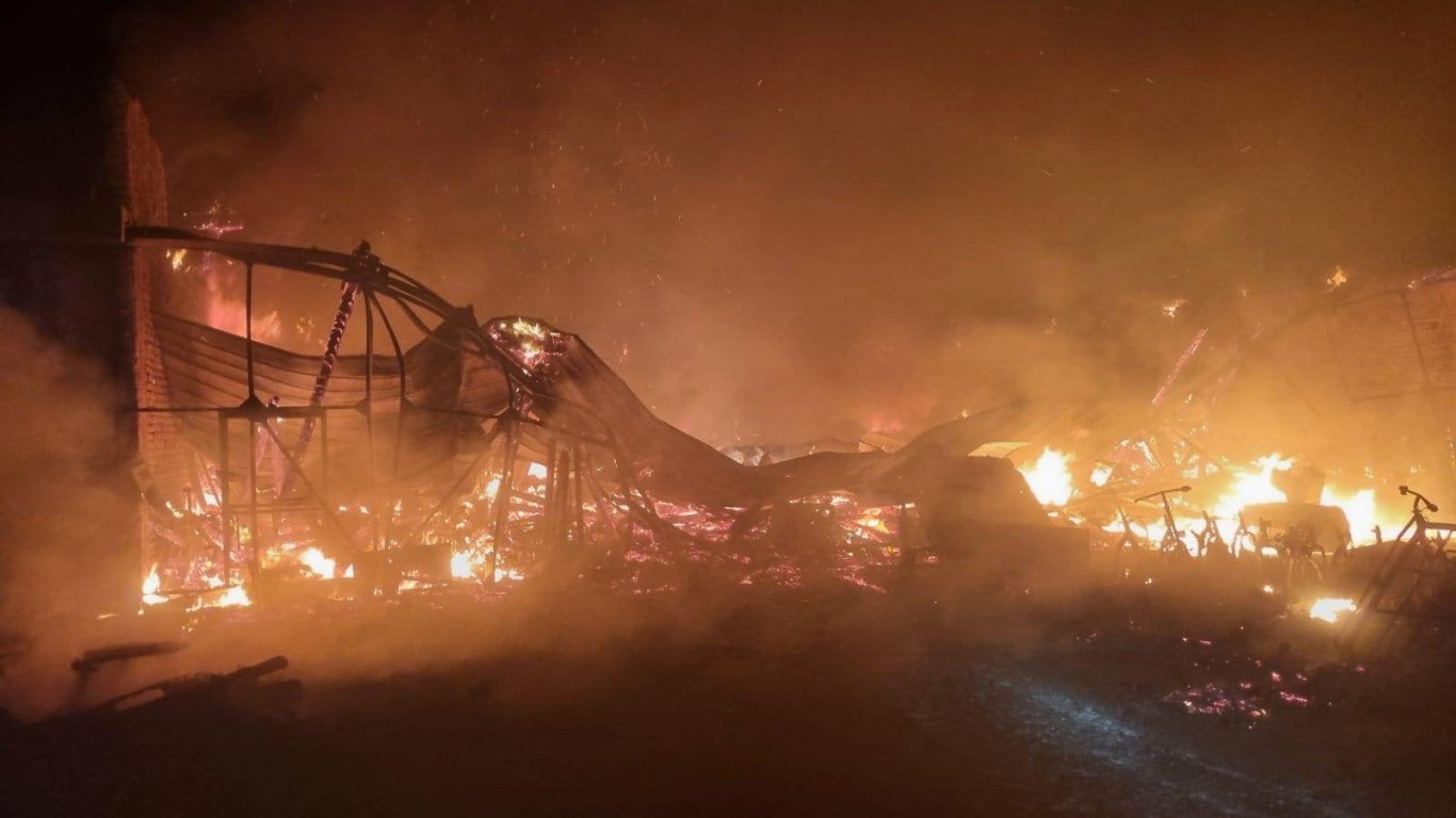 Голям пожар горя в склад до бургаското летище, 14 огнеборци гасиха пламъците (снимки)