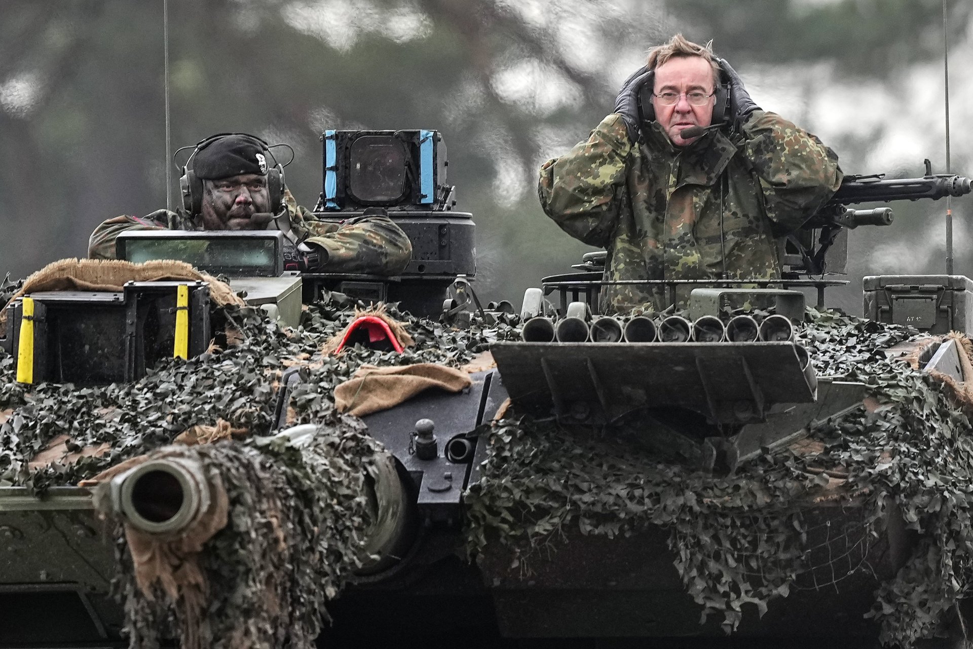 Германският министър на отбраната Борис Писториус по време на изпитание на танк "Леопард 2"