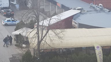 Тежкотоварен камион се вряза в кафенето на автомивка в Пазарджик