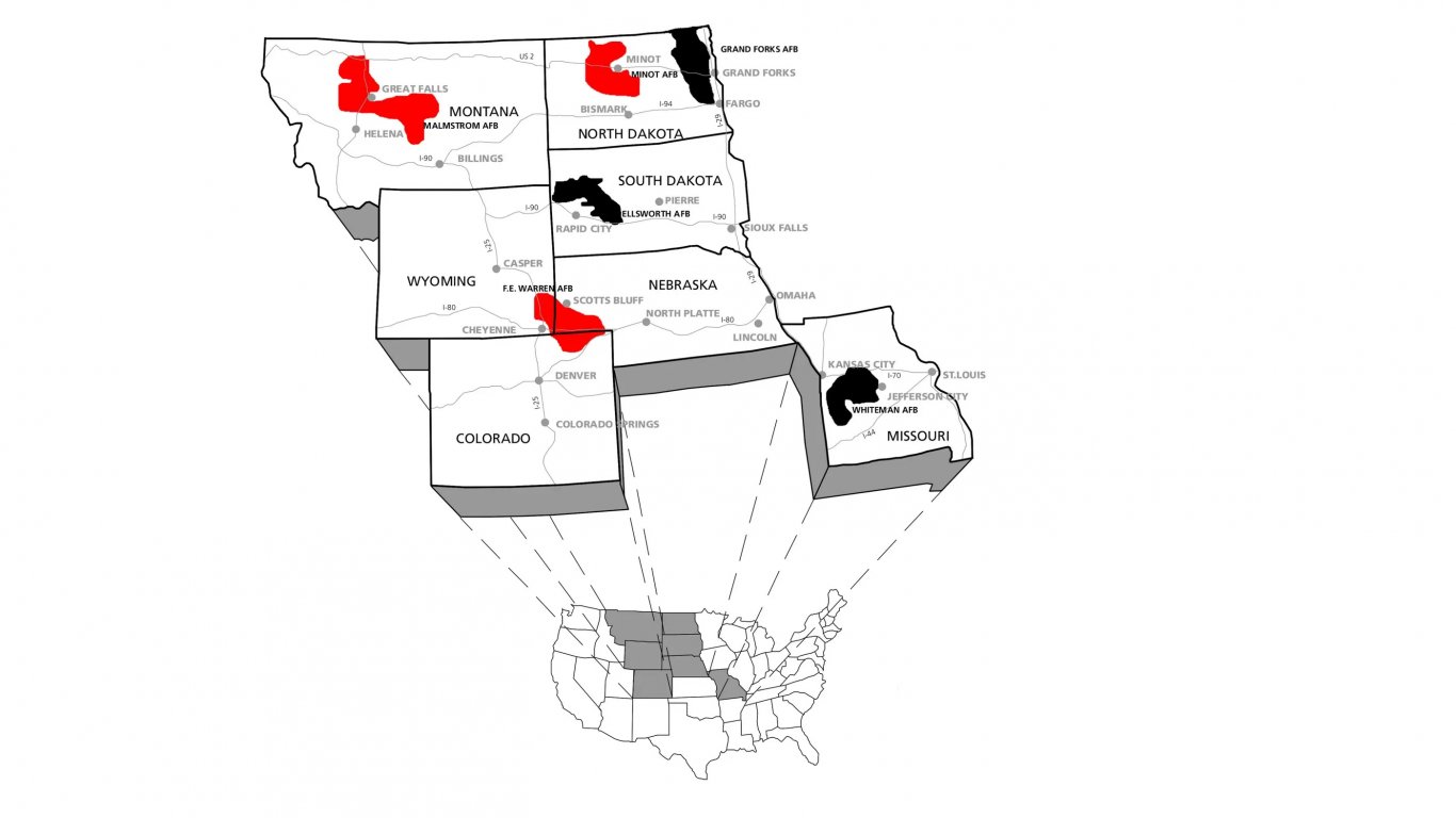 Карта, показваща ракетните силози в САЩ. В червено са действащите бази, а в черно - пенсионираните