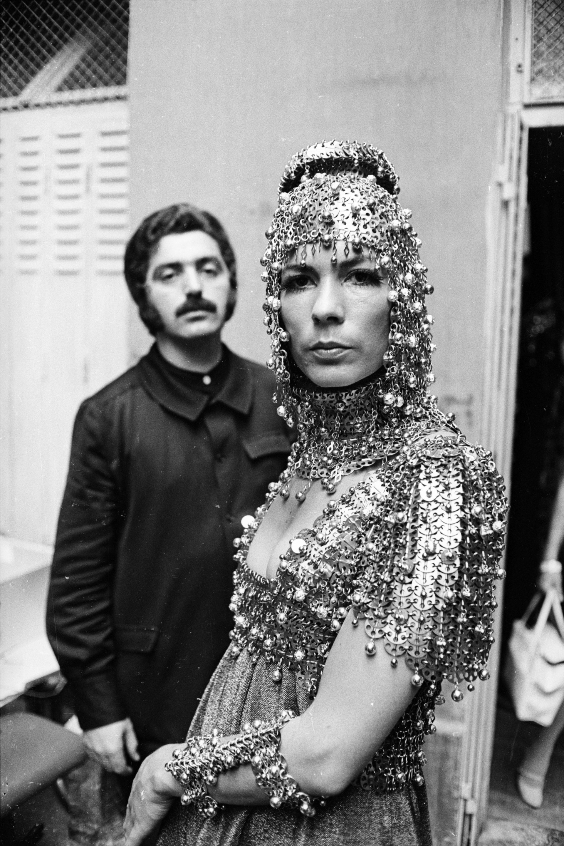 Юли, 1967 г. - Пако Рабан  с модела Изабел Фелдел, която носи едно от неговите сложни метални творения