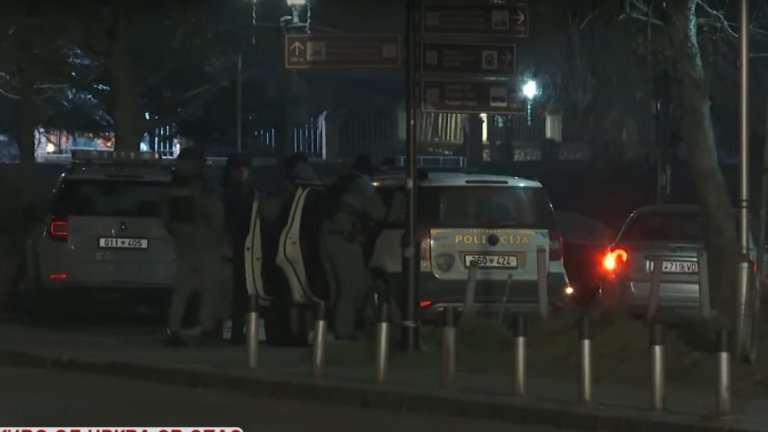 Македонци се събраха около полицейските заграждения край гроба на Гоце Делчев в Скопие