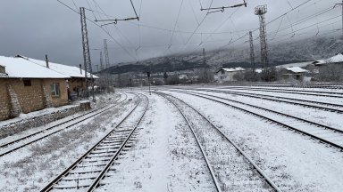Пътническият влак Варна Шумен престоява в гара Езерово поради повреда на
