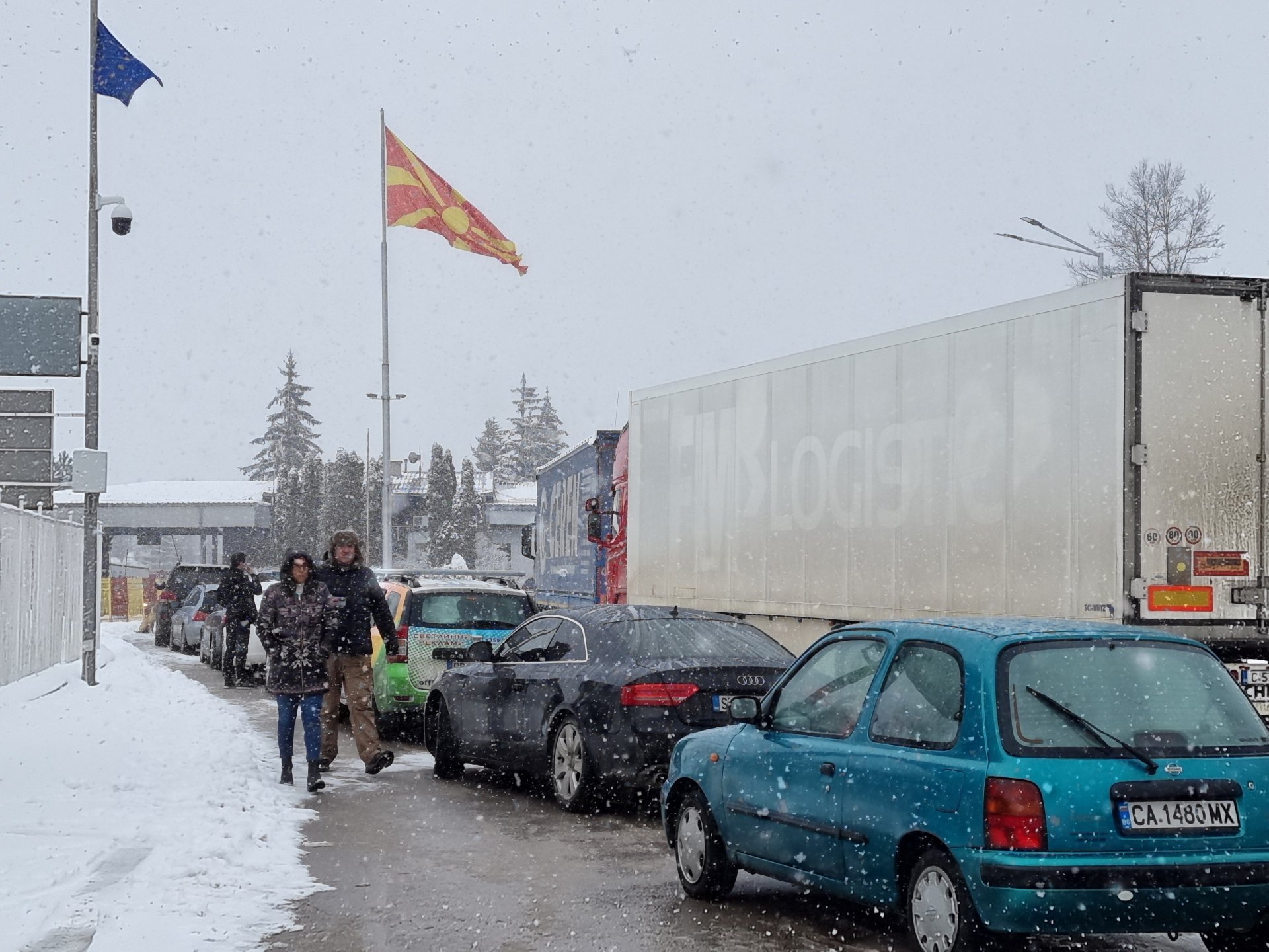 Преминаването през граничния пункт "Гюешево" е преустановено, излизащите от България изчакват пускането на движението на междинната граница