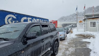 Около 13 00 часа българско време движението на границата между България