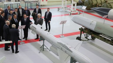 Бившият руски президент Дмитрий Медведев каза че доставянето на още