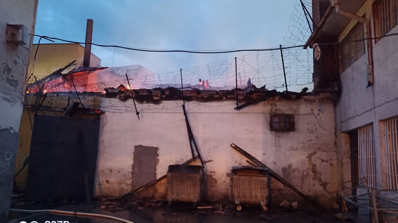 Пожар избухна в затвора в Пловдив (снимки)