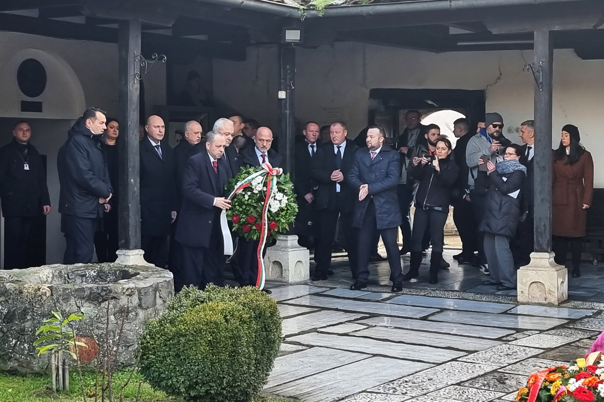 Българската делегация поднася цветя на гроба на Гоце Делчев