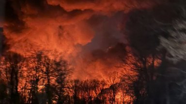 Огромен пожар и евакуация след дерайлирането на 50 вагона от влак в Охайо (видео)
