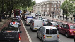 Лондонските власти дават до 5000 лири на шофьорите, за да бракуват старите си коли