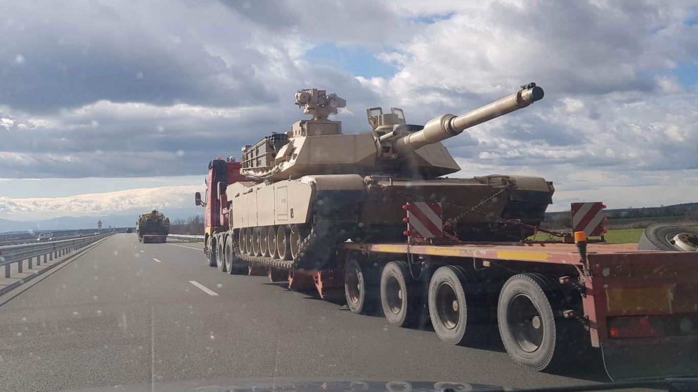 Колона танкове "M1 Abrams" впечатли шофьорите по магистрала "Тракия" (видео)