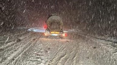 Проходът на Републиката е затворен заради обилен снеговалеж и навявания (видео)