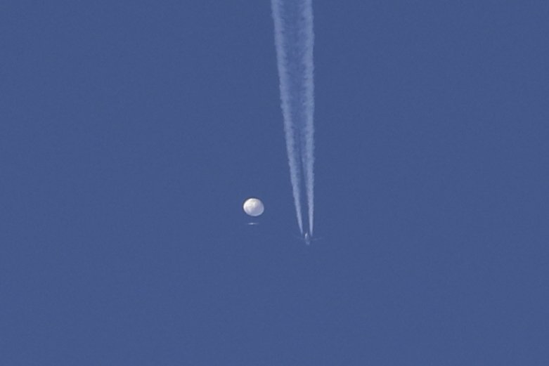 4 февруари 2023 г. - сваленият, прелитащ над щата Южна Каролина, балон над